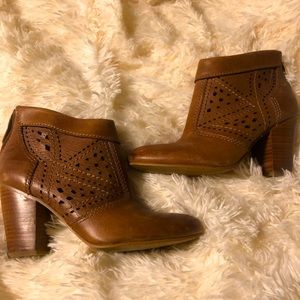 They are tan and size 6